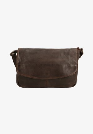 Bolso cruzado de piel marrón con cierre de solapa, bordes curvados, costuras en contraste y correa ajustable. Textura suave, diseño sencillo.