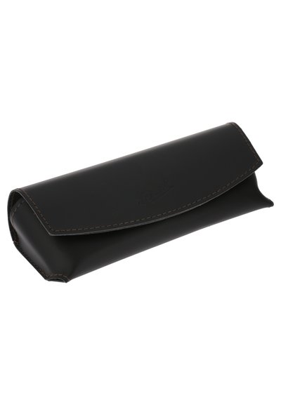 Custodia per occhiali in pelle nera con chiusura a pattina e cuciture a contrasto. Texture liscia, forma rettangolare, con marchio impresso.