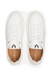 Sneaker in pelle bianca con design a lacci, caratterizzati da una texture liscia, logo sulla linguetta e dettagli interni color cuoio.