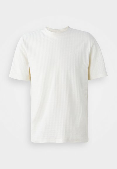 Hvit kortermet t-skjorte laget av ribbestrikket stoff, med rund hals og en glatt tekstur. Enkel, klassisk design uten mønstre.