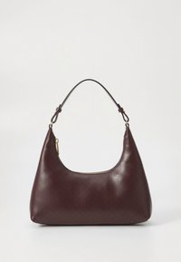 Mala texturada em tom bordô com silhueta curva, uma alça única de couro e detalhes em metal dourado. Fecho com zíper na parte superior.