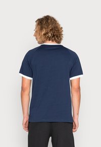 adidas Originals STRIPES TEE UNISEX - Marškinėliai su spaudiniu - night indigo