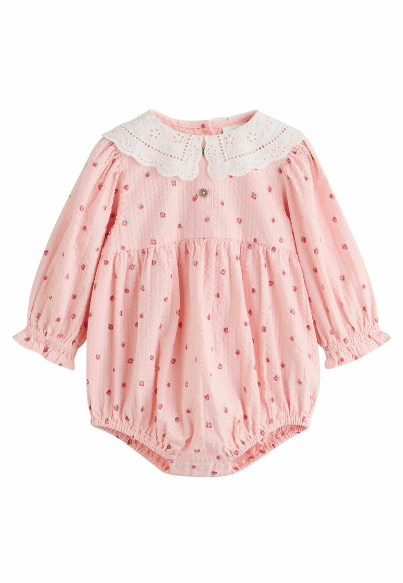 Svijetloružičasti baby romper s bijelom čipkastom kragnom, malim cvjetnim uzorkom, dugim rukavima s elastičnim manžetama i gumbima na dnu.