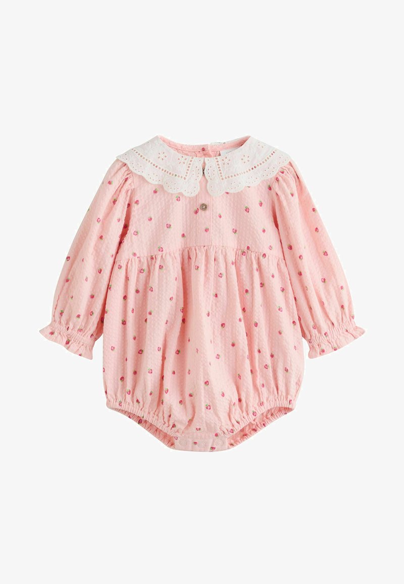 Jasnoróżowy kombinezon dla niemowląt z białym kołnierzykiem z koronką, małym kwiatowym wzorem, długimi rękawami z elastycznymi mankietami oraz zapięciem na zatrzaski na dole.