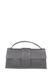 Borsa a tracolla in pelle grigia con forma strutturata, manico superiore, cuciture a contrasto e chiusura con fermaglio magnetico. Texture liscia con design minimalista.