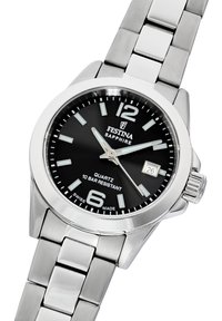 Orologio in acciaio inox argento con quadrante nero, marker delle ore luminosi e display della data. Dotato di bracciale a maglie e vetro zaffiro.