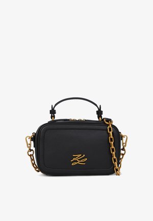 Černá obdélníková kožená kabelka s horním uchycením, zlatým řetízkovým popruhem na rameno a zlatým dekorativním logem na předním panelu.