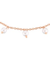 Collana a catena in oro rosa con tre perle bianche rotonde, ciascuna attaccata con un piccolo anello, su uno sfondo bianco semplice.