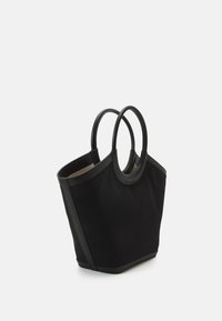 Černá taška typu tote s kulatými úchyty, vyrobená z texturovaného materiálu s hladkým koženým lemováním a prostorným vnitřním prostorem.