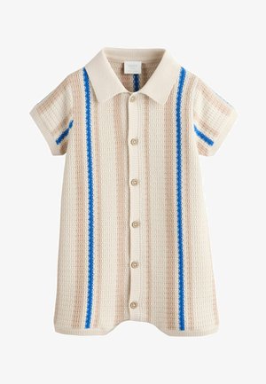 Kreminės spalvos megztas kūdikio kombinezonas su trumpomis rankovėmis, apykakle, sagomis priekyje ir vertikaliomis mėlynomis bei smėlio spalvos juostelėmis.