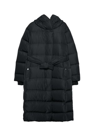 Duga crna quilted puffer jakna s kapuljačom i remenom oko struka, prikazana s leđa na bijeloj pozadini.