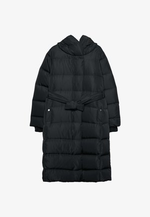 Langer schwarzer gesteppter Daunenmantel mit Kapuze und tailliertem Gürtel, von hinten auf einem weißen Hintergrund gezeigt.