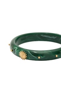 Groene gemarmerde hars armband met gouden zonmotief en kleine gouden studs. Gladde textuur, ronde vorm en gepolijste afwerking.