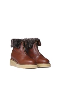 Botas de tobillo de cuero marrón con un suave puño de piel gris, detalle de cremallera y suela de plataforma texturizada en color claro.