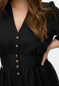 Vero Moda Curve VMCMELANEY MIDI - Robe chemise - black