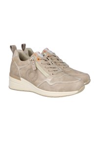 Zapatillas bajas beige con cordones, cremallera lateral, tiradores en el talón, detalle de logo redondo y suela acolchada de color blanco roto.