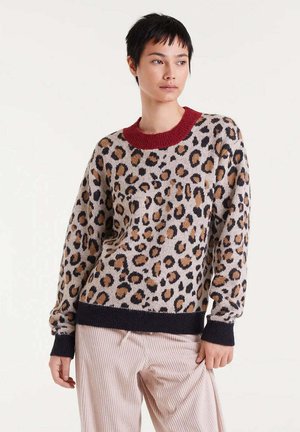 Jersey de leopardo con un cuello redondo acanalado burdeos, mangas largas y dobladillo acanalado azul oscuro. Material de punto suave con un corte relajado.