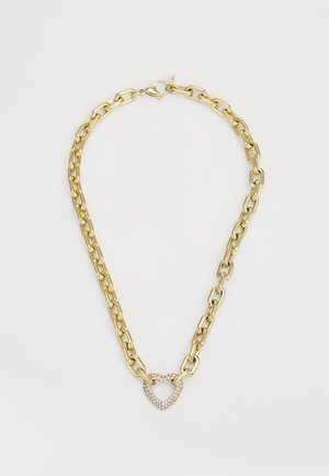 Collana in oro con maglie oversize, rifinita con un pendente a forma di cuore in cristallo al centro. Texture liscia e brillante.