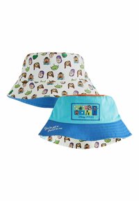 Deux chapeaux bob réversibles avec les visages des personnages de Toy Story et un panneau bleu avec un patch Toy Story et le texte « You’ve got a friend in me ».