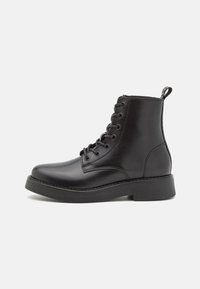 LACE UP FLAT BOOT - Botines con plataforma - black