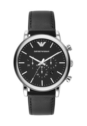 Montre chronographe noire avec boîtier en acier inoxydable argenté, verre minéral et bracelet en cuir noir. Elle présente un cadran noir avec des index horaires blancs et un affichage de la date.