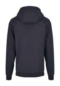 Schwarzer Hoodie mit Kordelzugkapuze, aus weichem Material gefertigt. Verfügt über lange Ärmel sowie gerippte Bündchen und Saum, von hinten gezeigt.