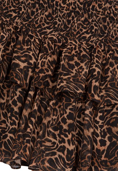 Falda de estampado de leopardo con capas rizadas, hecha de tela ligera en una combinación de colores marrón y negro y con una superficie texturizada.