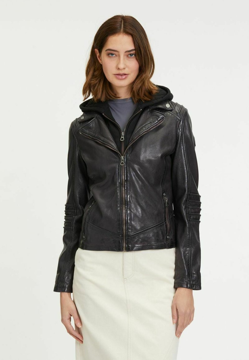 Giacca da moto in pelle nera con chiusura a zip, tasche angolate e dettagli a coste sulle maniche. Include un cappuccio rimovibile.