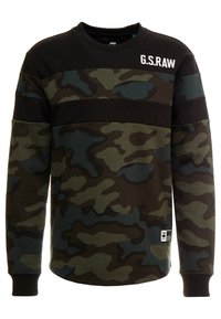 Długi rękaw sweater z wzorem w kamuflaż w ciemnozielonym, jasnooliwkowym i czarnym kolorze. Posiada okrągły dekolt i detal z logo na piersi.