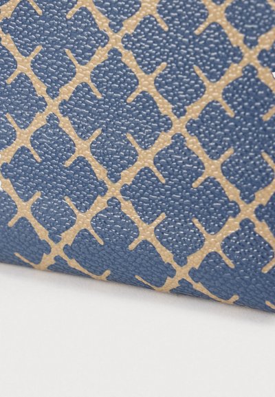 Μπλε υφή υλικού με γεωμετρικό μοτίβο σε μπεζ. Το σχέδιο περιλαμβάνει στρογγυλεμένα σχήματα και ελαφρώς γυαλιστερή επιφάνεια.