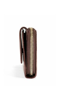 Brązowy skórzany portfel ze złotym zamkiem błyskawicznym i złożoną kieszenią, stojący pionowo na białym tle.