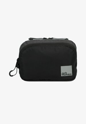 Zwarte reistas met een gladde nylon textuur, ritsafsluiting en een klein logo-opdruk. Bevat een lus voor bevestiging of dragen.