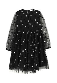 Czarna sukienka z długimi prześwitującymi rękawami, ozdobiona srebrno-czarnymi wzorami gwiazd. Wielowarstwowa, z okrągłym dekoltem i zapięciem na guziki na plecach.