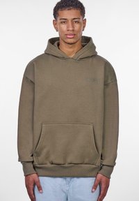 Olivengrøn hoodie med en kængurulomme og ribbede manchetter. Har "DROPSIZE" logo i en diskret print på brystet. Blød stofstruktur.