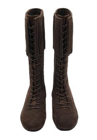 Botas de gamuza marrón hasta la rodilla con detalles de flecos en la parte superior, con un cierre de cordones en la parte delantera y una textura suave.