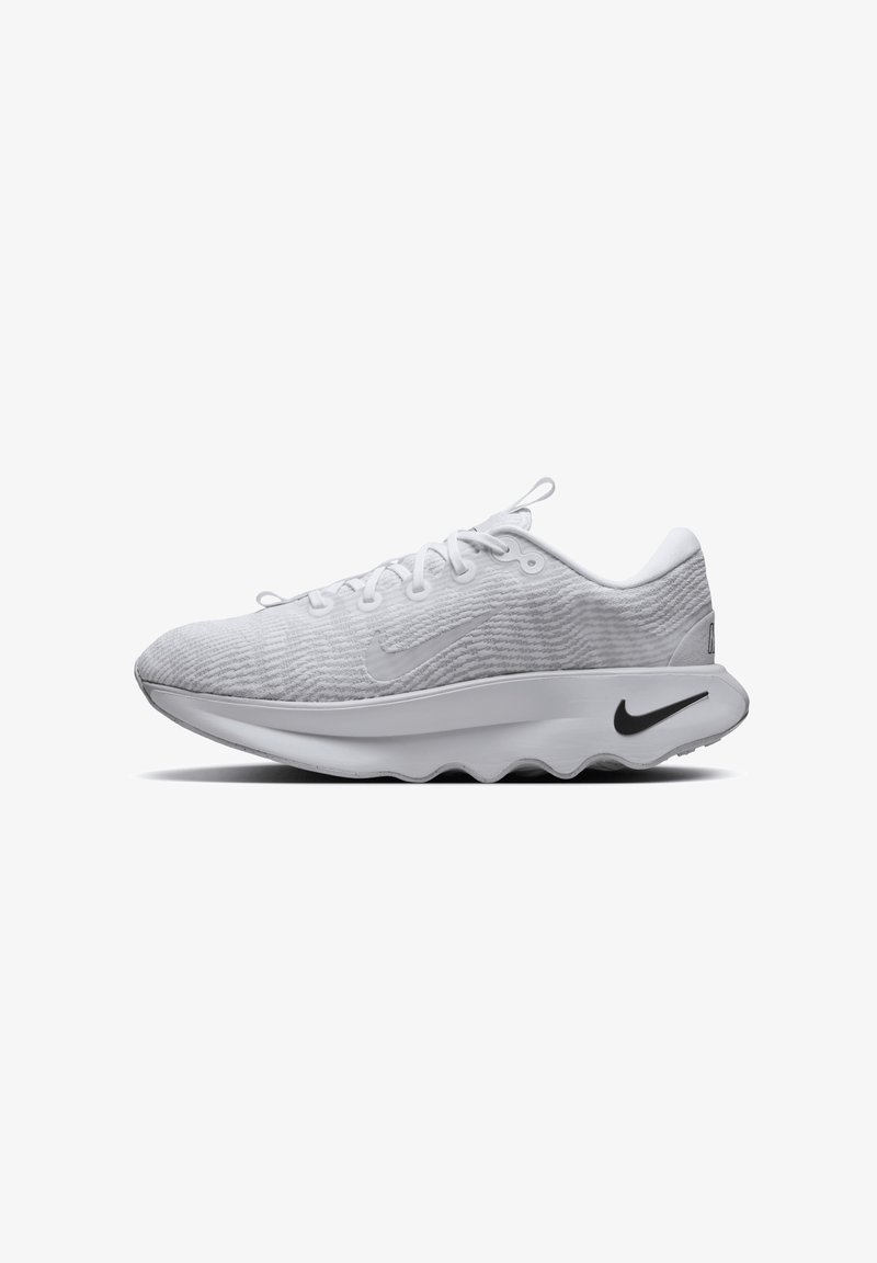 Nike Performance MOTIVA - Treenikenkä - white black pure platinum white