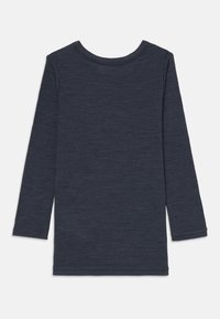 Mørk marineblå langermet t-skjorte laget av teksturert stoff. Har en rund halslinning og rett hem, uten synlige grafikker eller accenter.