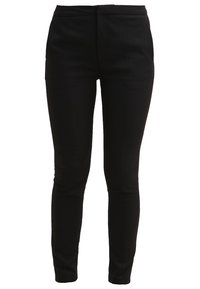 Černé elegantní kalhoty s hladkým povrchem, slim fit a elastickým pasem. Mají decentní přední švy a žádné viditelné kapsy.