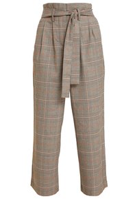 Pantalon à jambes larges à carreaux en gris, orange et noir, avec une taille haute ceinturée et un tissu doux texturé avec des détails plissés.