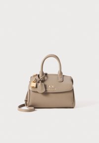 Borsa a mano in pelle taupe con manici superiori, patta anteriore, dettaglio lucchetto dorato e logo "A|X Armani Exchange" su sfondo bianco.