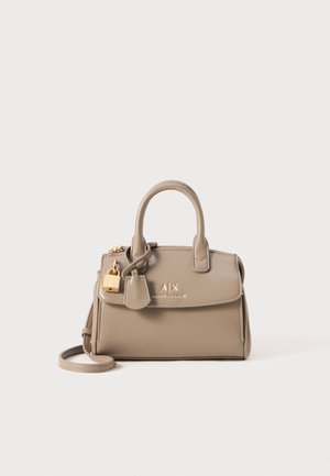 Taupe leren handtas met bovenhandvatten, voorflap, gouden hangslotdetail en het logo "A|X Armani Exchange" op een witte achtergrond.