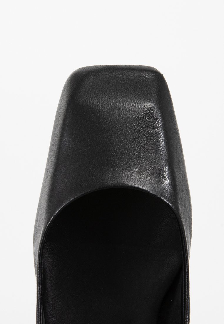 Schwarze Leder-Sandale mit offenen Zehen, quadratischem Oberteil, glatter Oberfläche und einem flachen Design. Keine sichtbaren Beschläge oder Akzente.