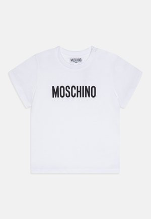 Camiseta blanca de manga corta hecha de algodón, con un logo negro de "MOSCHINO" impreso en el pecho. Diseño simple y clásico.