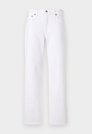 Weiße Jeans aus Denim mit geradem Schnitt, Fünf-Taschen-Design und Metallknopfverschluss. Enthält hellbraune Nähte und sichtbare Nähte.