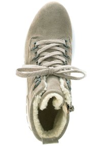Szürke velúr magas szárú sneaker, texturált szőrme béleléssel, lapos fűzőkkel, fémpántokkal és gumitalppal; kerek orral és párnázott gallérral rendelkezik.