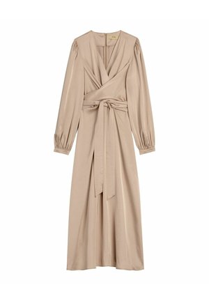 Długa beżowa sukienka kopertowa z satyny z długimi bufiastymi rękawami, dekoltem w serek i paskiem wiązanym w talii, rozłożona na płasko na białym tle.