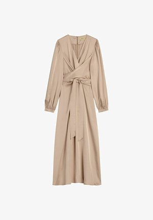 Długa beżowa sukienka kopertowa z satyny z długimi bufiastymi rękawami, dekoltem w serek i paskiem wiązanym w talii, rozłożona na płasko na białym tle.