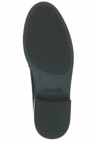 Talpa de pantof de cauciuc negru cu un model texturat în formă de diamant și o secțiune netedă, având un logo și o marcă de mărime.