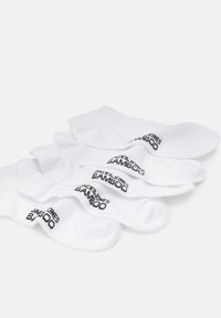 Weiße Bambussocken mit schwarzem "Jack & Jones"-Branding. Glatte Textur, knöchelhoch und minimalistisches Design. Set aus vier Paaren.