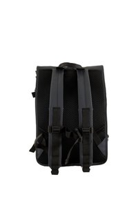 Μαύρο σακίδιο πλάτης με πλέγμα στην πίσω πλευρά, ρυθμιζόμενους ιμάντες και κούμπωμα με πόρπη. Παρέχει αερισμό και έχει δομημένο, ορθογώνιο σχήμα.